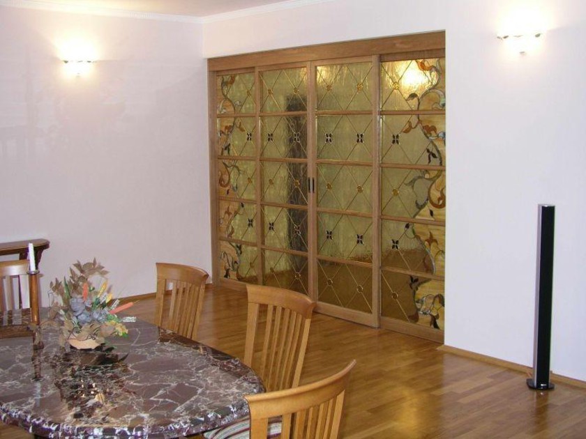 Перегородка для гостиной с цветным стеклом и декоративными вставками Самара