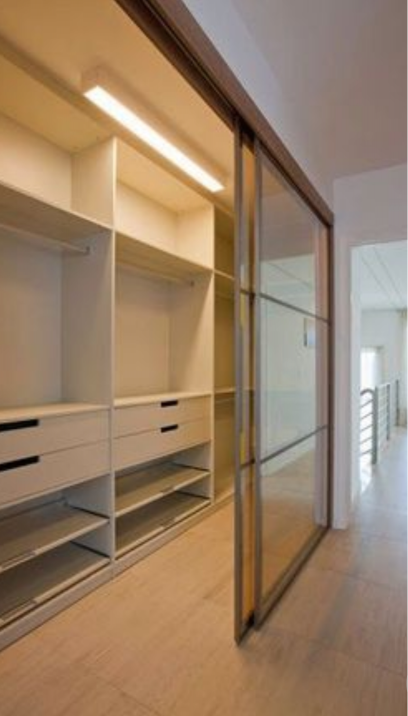 Линейная гардеробная комната с дверями купе Самара