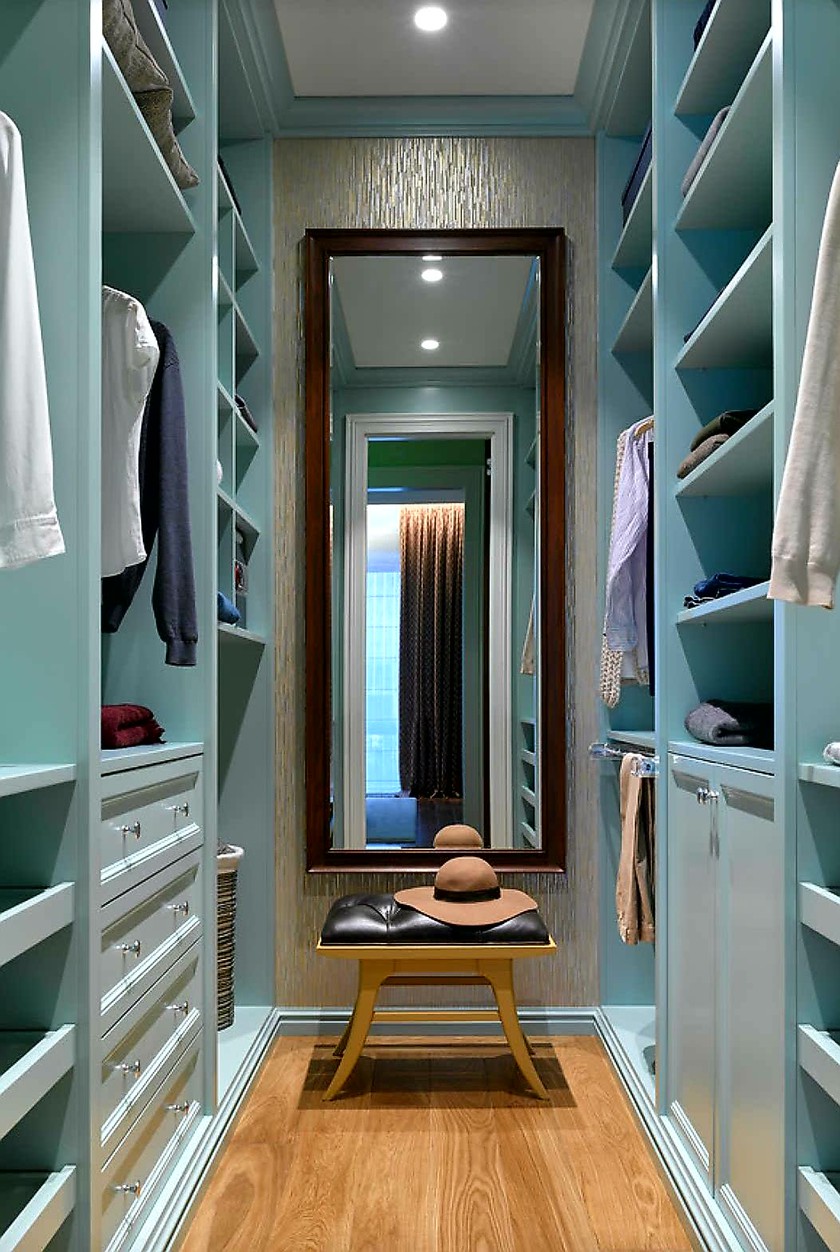 Параллельная гардеробная комната с большим зеркалом Самара