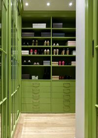 Г-образная гардеробная комната в зеленом цвете Самара