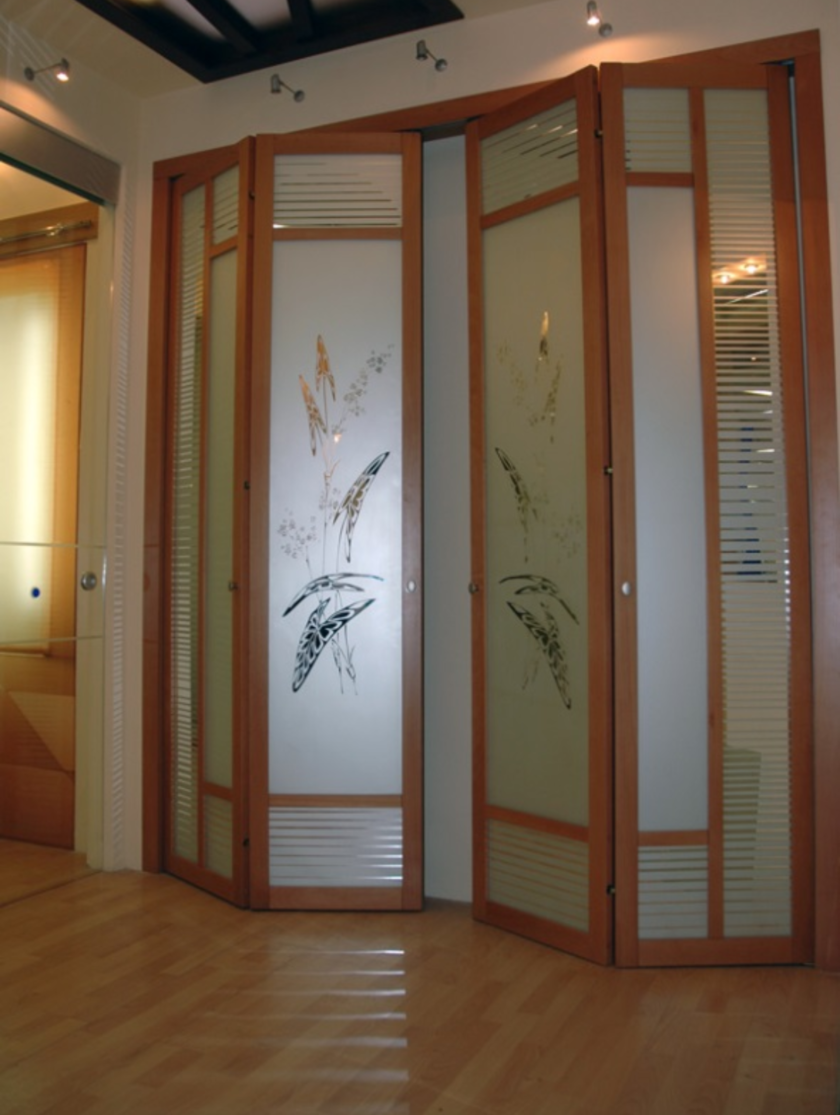 Широкие двери гармошка с матовым стеклом и рисунком Самара