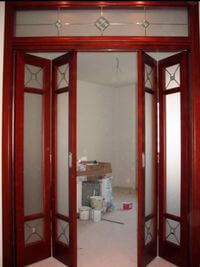 Дверь гармошка с декоративными стеклянными вставками Самара
